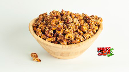 Gebrannte Cashew mit Sesam